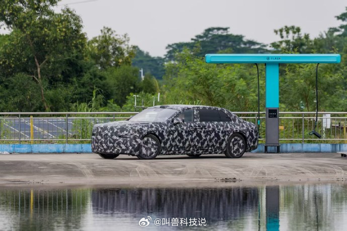 仰望全新超豪华行政旗舰轿车谍照正式流出，这款打磨三年的新车，可以算是仰望品牌的里程碑之作，也让国产高端汽车赛道迎来全新突破。

作为仰望首款真正意义上的超豪华行政旗舰，新车补齐了品牌最后的产品短板，完善了全品类高端产品布局。修长的D级车身搭配专属鼎形家族设计，辨识度拉满，标志性对开 ​