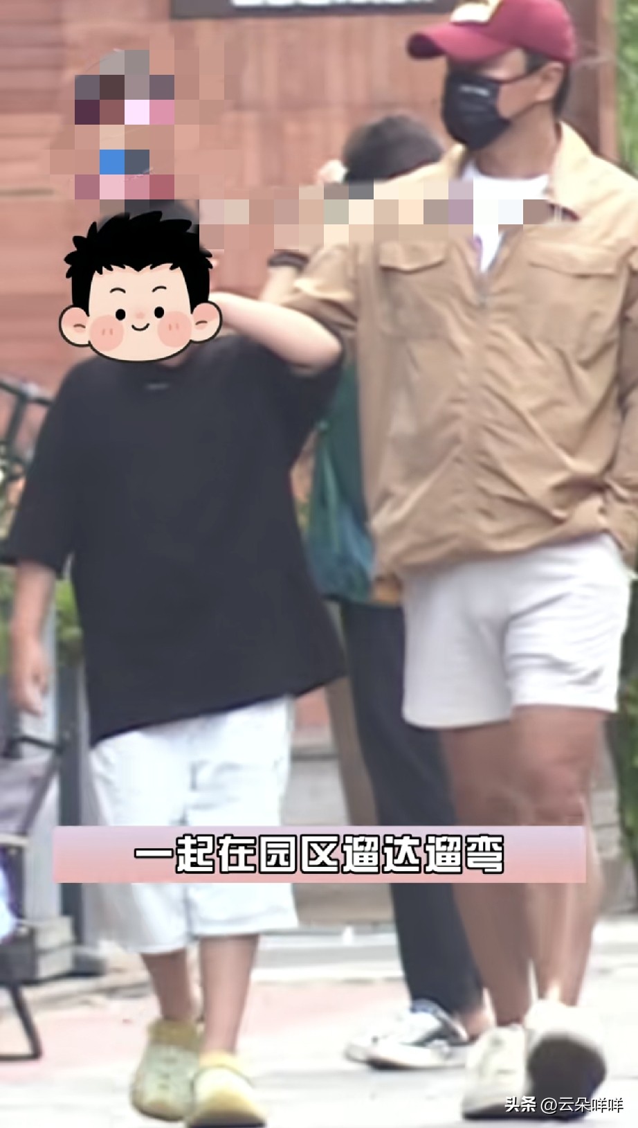 离婚五年，陈思诚与佟丽娅同框仍像一家人！有网友偶遇到，陈思诚和佟丽娅带着儿子朵朵一起吃饭！佟丽娅当天穿着天蓝色运动套装，扎着高马尾，看上去青春有活力！佟丽娅笑容满面，看着陈思诚手搭着儿子朵朵的肩膀散步！

十岁的朵朵长高了不少，已经到了爸爸的肩膀。陈思诚戴着红色的鸭舌帽，状态看上去非常松弛与休闲！