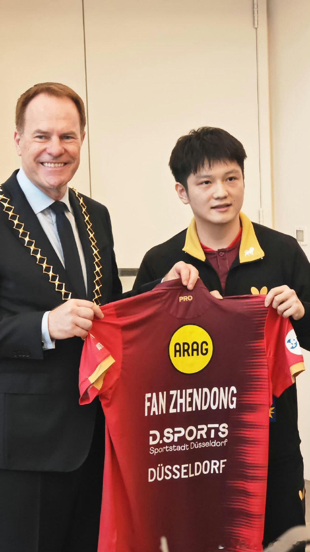 #樊振东杜塞尔多夫城市金册留名#看了昨天樊振东的新赛季发布会，有一个非常直观非常深刻的感触:走出国门的各路人才真是被全世界视为珍宝啊，真是大放异彩啊，不被雨淋的感觉真好！ ​