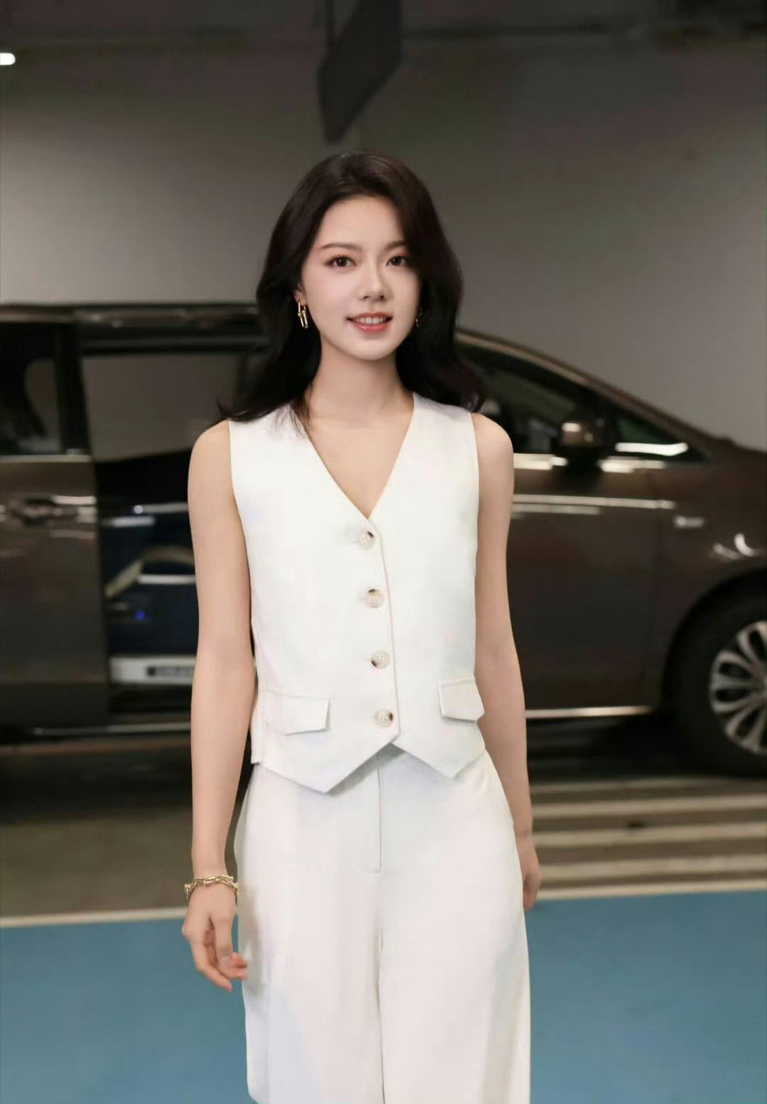 #赵今麦你好星期六造型#麦麦这身白西装太绝了[给你小心心] ​