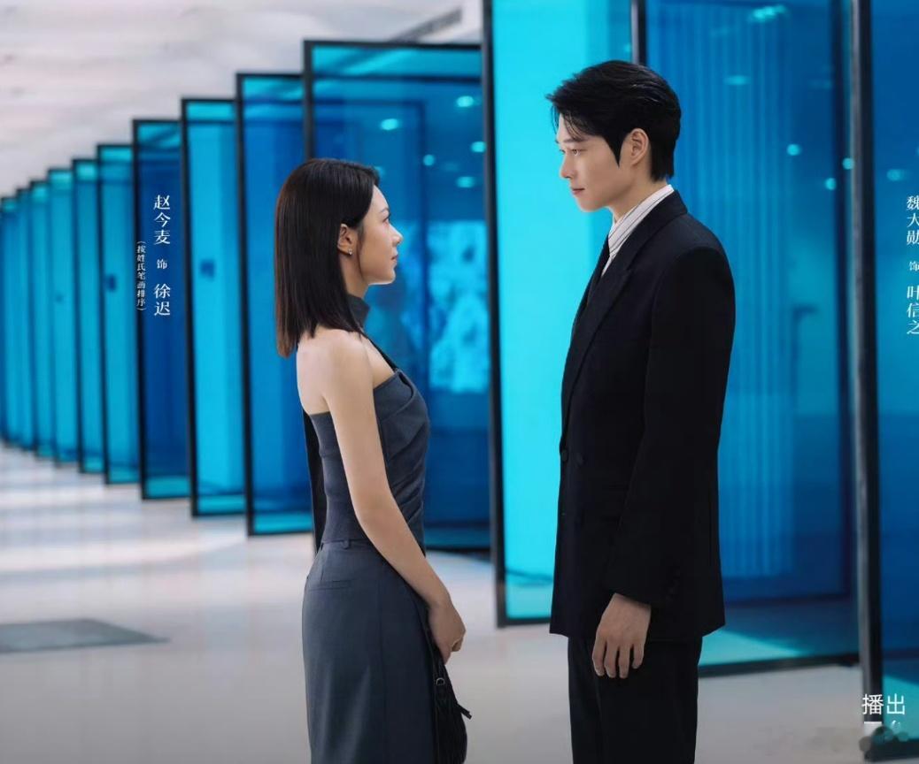 赵今麦、魏大勋合作的职场现偶《无可替代》快要播出，吸引了大量网友关注。很多人期待两人独特的哥妹CP感，期待剧中对手戏。但也有观众看到都市职场的题材，不自觉对标大热剧《早春晴朗》，担忧题材重复造成审美疲劳。不过两部剧的故事内核、氛围感其实天差地别。不少网友热议，这部剧能不能成功突围， ​
