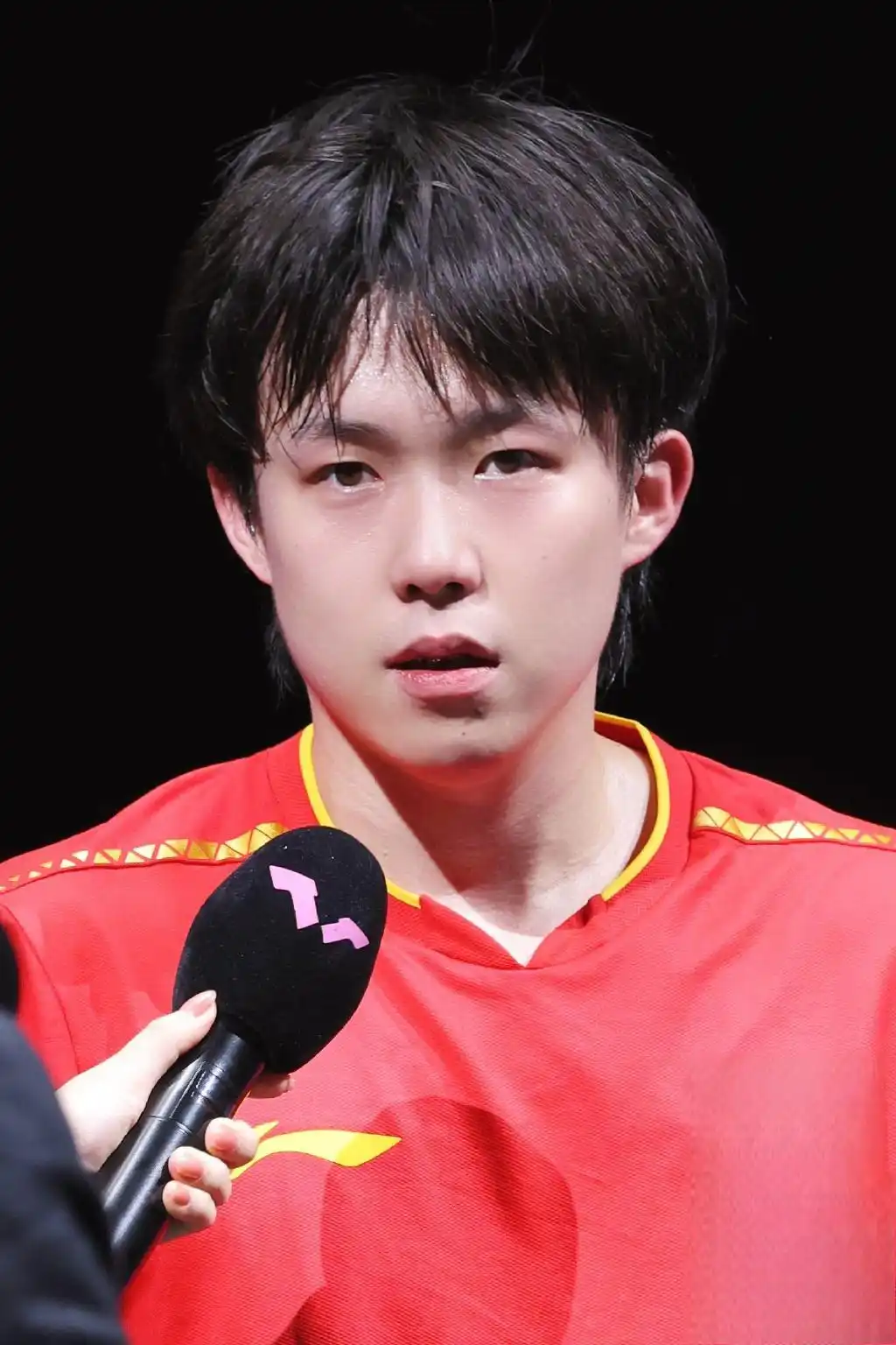 记者问王楚钦：“你觉得孙颖莎私底下是一个怎样的人？”

王楚钦说：“跟赛场上反差挺大的。”

记者不解：“反差大？她比赛里不是挺凶吗？”

王楚钦说：“场上凶，是因为要赢球。私底下挺爱笑，也挺好相处。”

记者问：“还有呢？”

王楚钦说：“训练特别要强，对自己要求很高，一个球没处理好，她会一直琢磨