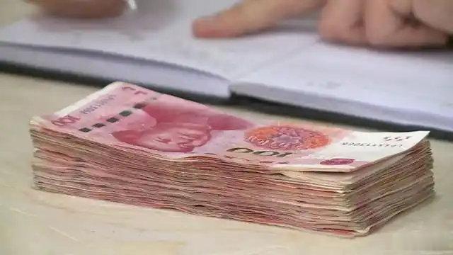 出版社请孔和尚主编论文选，和尚说自己不是该领域专家，谢绝之。出版社说您有号召力，坚持请孔和尚出马，还给了一万元。和尚只好答应挂名，以5000元转请一位权威教授代编。该教授编入多篇其学生论文。其中一个学生认为老师利用他出名获利，要起诉老师。孔和尚塞给该生5000元，息事宁人。 ​