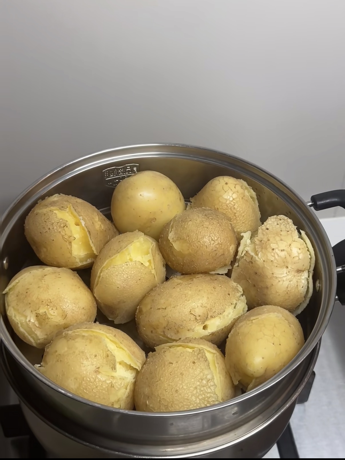 广东汕头男子用土豆当主食，半年瘦了25斤，脂肪肝没了，血糖稳了
说实话，看到这个新闻的时候，我还挺惊讶的。

广东汕头一位大哥，半年前体检，脂肪肝、血糖偏高，体重也超标。医生建议他控制碳水、减脂减重。他没选什么花里胡哨的减肥法，就干了一件事——把米饭、面条换成了土豆。

对，你没看错，就是咱们平时当