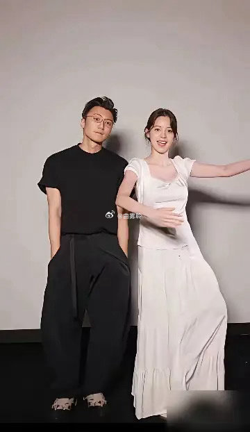 谢霆锋双手插兜，他是真做到了让妻子王菲放心啊! ​​​