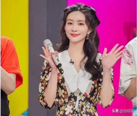 主持人：“孟姐，你最想和哪位男演员合作？”
孟子义：“何炅老师啊！”
主持人：“何老师？他不是主持人吗？”
孟子义：“对啊，但他情商高啊！和他合作，我不用带脑子！”
何炅：“我这叫‘情绪价值提供者’！”
孟子义：“对，何老师就是我的‘情绪充电宝’！”