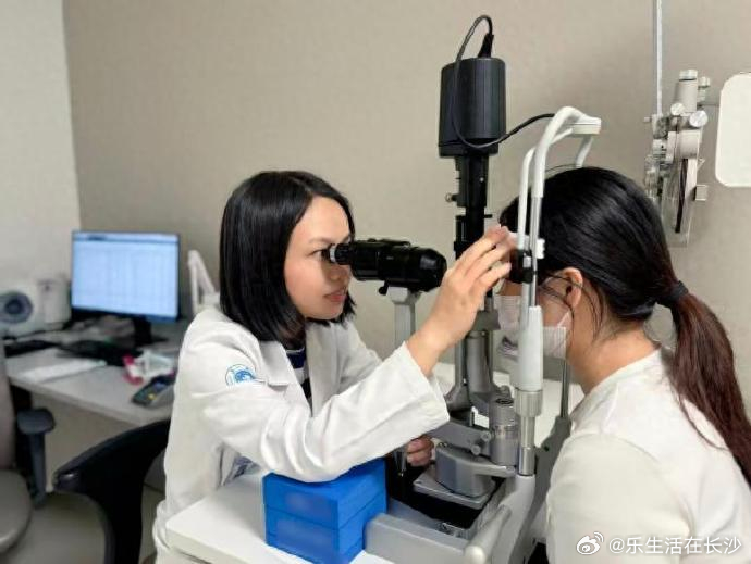 【 高考后扎堆摘镜？别急着冲！近视手术真不是“随到随做”。近视激光矫正...