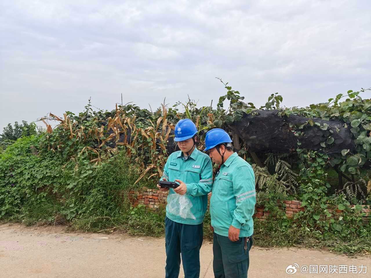 #做好人民电小二##双满意在行动#【眉县公司：无人机“上岗”巡线  筑牢线路安全屏障】8月26日，眉县公司汤峪供电所运用无人机开展配电线路专项巡检工作。针对山区、地形复杂，人工巡线难度大的辖区，巡检人员操控无人机对线路杆塔、导线、绝缘子等设备进行全方位拍摄检查，重点排查 ​