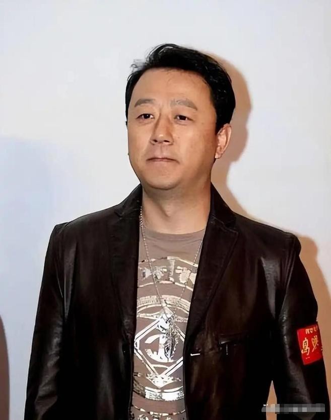 44集对300万，这个数字差在2026年被反复重述。但正午阳光、郭涛、梅婷三方都没有对具体金额做过公开确认。能确认的是另一件事：原定女主角牛莉在开机前不久辞演，梅婷是临时进组的。
换角发生在开机前一个月
侯鸿亮后来在采访里讲过换角的经过。原定演员突然说接不了了，他给经纪人打电话问还有谁在家，对方说只