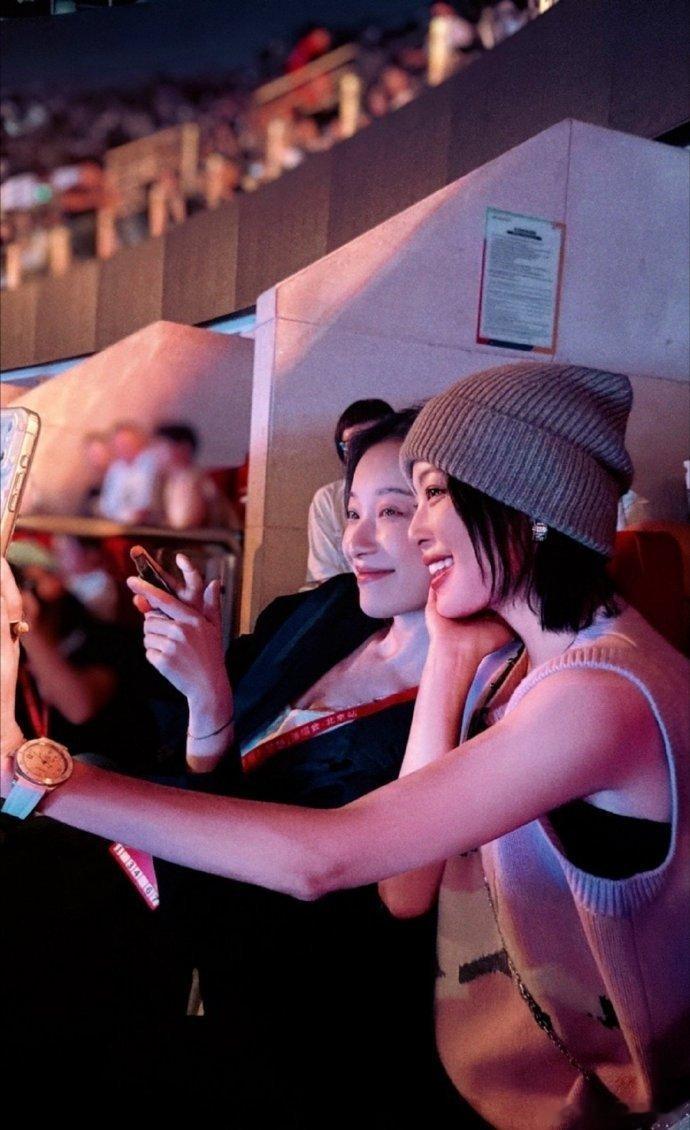 这可算是向野版《我们的》番外内容啦！辛芷蕾、倪妮前往李宇春演唱会为李宇春加油打气[等待]，想知道节目具体何时上线，大家赶紧进行关注！#向野的我们家眷感好重## 这算是向野的我们番外嘛！辛芷蕾、倪妮去了李宇春演唱会，为春春助阵打call[等待]节目什么时分上线呢，gkd！##向野的我们# ​