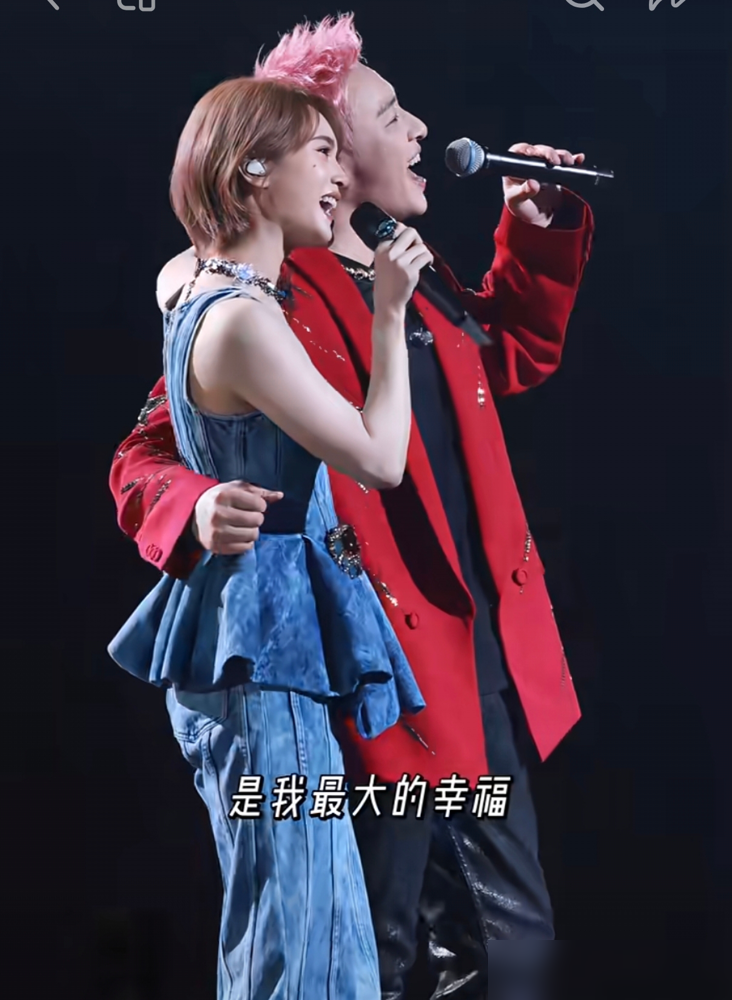 李荣浩在乌鲁木齐台上，语气都变了，直接跟粉丝告状：本来她今天要来的，机票都研究好了，结果潘玮柏请她当嘉宾，她去武汉了。
台下全笑了。
再看武汉这边，杨丞琳跟潘玮柏合唱《打呼》，台上量腰围，互怼靠性感，玩得飞起。潘玮柏全程手悬空，该扶腰的地方愣是没碰着，绅士手被镜头拍得清清楚楚。
一个在台上委屈