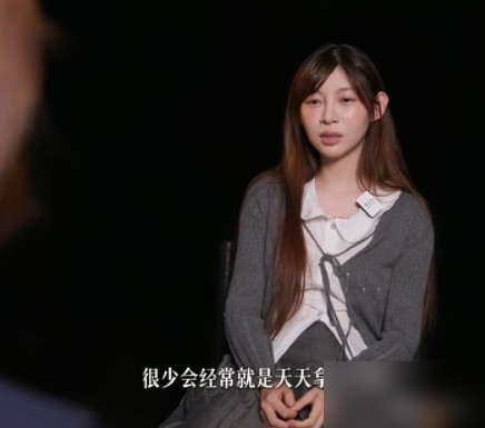 痞幼被拍到往湖里扔奶茶杯，转头回应有钱不穿名牌是因为买高奢浪费钱。这反差，比剧本还狠。
她说自己赚的钱按喜好花，怎么花都开心。可这喜好，是把垃圾留给景区，把平价穿成道理。她确实没浪费钱，她浪费的是公德。
2025年11月刚跟小袁分手，2026年3月扔杯子，7月又因安全带争议上热搜。一年三波，没一