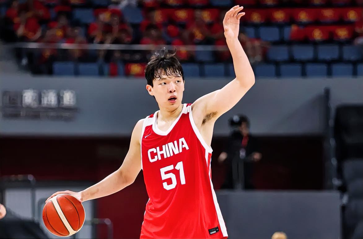 中国男篮传来坏消息。

不打了！杨瀚森将缺席世预赛后续所有比赛，他将返回NBA继续逐梦。

在刚刚结束的对阵黎巴嫩的比赛中，正是凭借杨瀚森的准绝杀才艰难赢得比赛，换句话说，如果没有他，大概率就输球了。

经过几场比赛的磨合，杨瀚森现在已经成为了这支中国男篮绝对的核心和领袖，他和队友之间的差距肉眼可见