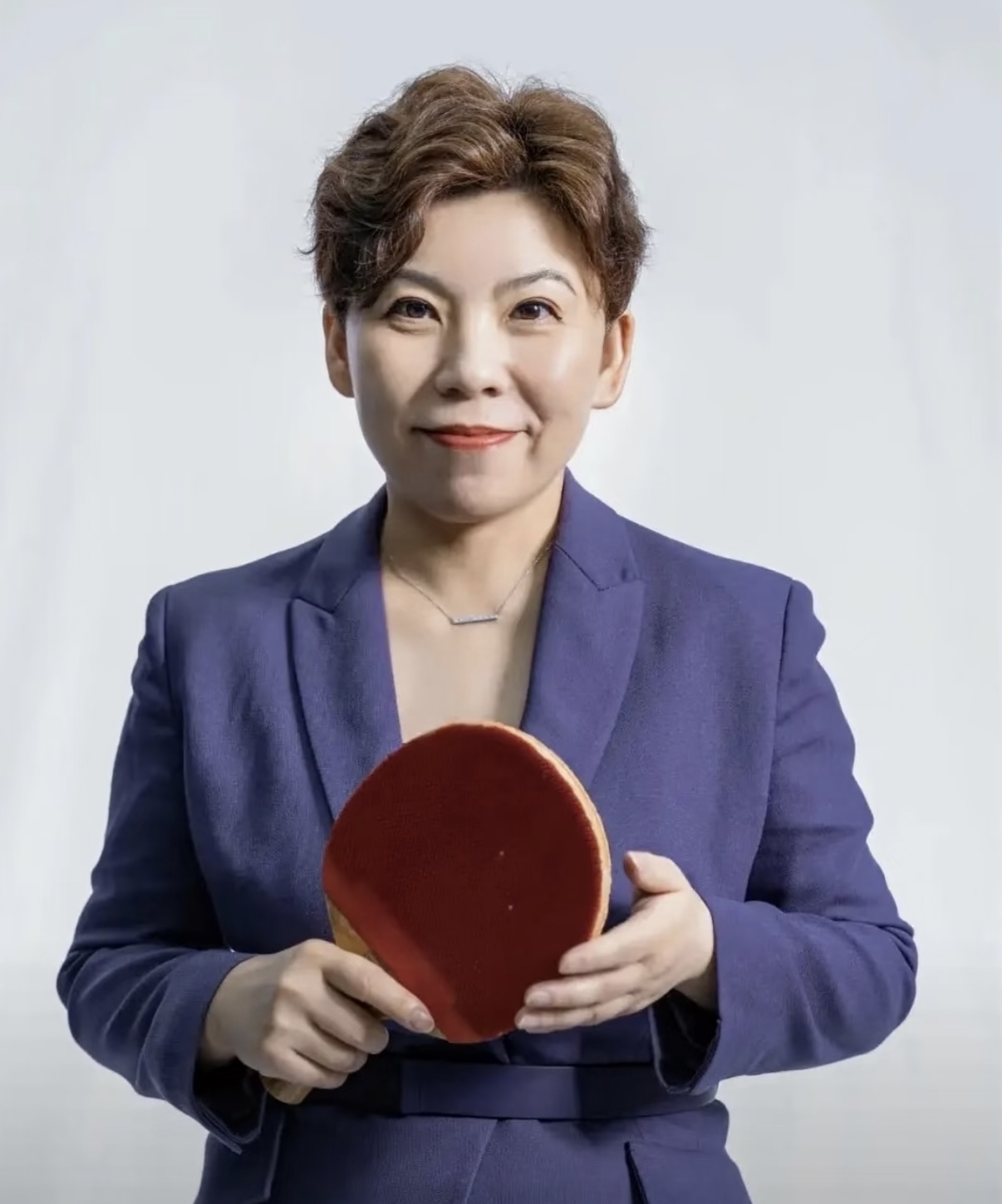 邓亚萍说:“松岛辉空在林昀儒赛点的时候喊暂停确实挺贼的，我们要好好研究一下。

这话说得挺到位。WTT中国大满贯男单决赛决胜局10比9，林昀儒球都抛起来了，松岛辉空突然举手喊闪光灯干扰，裁判给了黄牌，分重打，他拿下冠军点夺冠。

林昀儒经纪人赛后直接开炮，说这操作太不光彩。网上吵翻了，有人说胜之不武