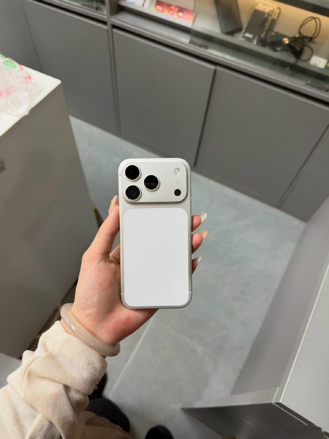 #iPhone18Pro价格被打下来了#前两天还有uu在评论区问等到双十一18pro会不会降价，我说实话现在就已经有平台再把价格往下打了。

就是不知道现在已经买了的用户会不会后悔，反正我是打算17pro当18继续用[喵喵] ​