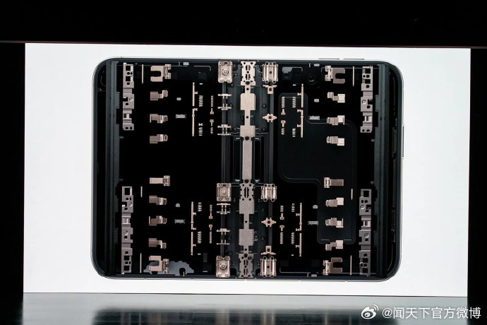 【#详解iPhoneDuo铰链#：设计、制造用上 AI 算法和 3D 打印】 9 月 10 日消息，今天凌晨的“亮新篇，来耀眼”特别活动上，苹果正式发布了期待已久的首款折叠屏手机 iPhone Duo。新机带来了不少令人意外的技术，其中关键铰链的设计和制造甚至借助了 AI 与 3D 打印技术。

折叠结构本身意味着手机承受的 ​