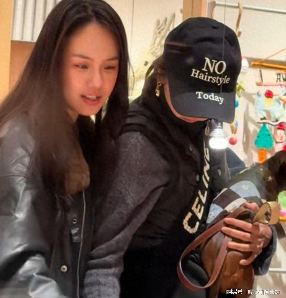 孙千和张晔子逛街被偶遇，一人戴帽随性休闲，一人直发清爽温柔，同框氛围感拉满。二人因《早春晴朗》结缘，私下是很好的闺蜜。大家都在期待孙千和井柏然二搭续作，可比起剧中的CP感，这份女生之间松弛自在的友情反而更动人。没有剧本加持，不用刻意营业，简简单单的相伴，舒服又治愈。
