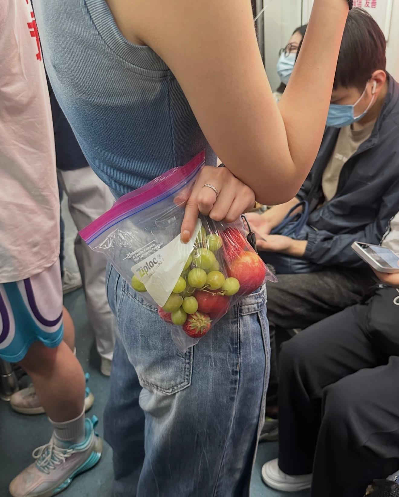 地铁上遇到热爱生活的小姐姐，这位小姐姐一定是J人把生活安排的明明白白 ...