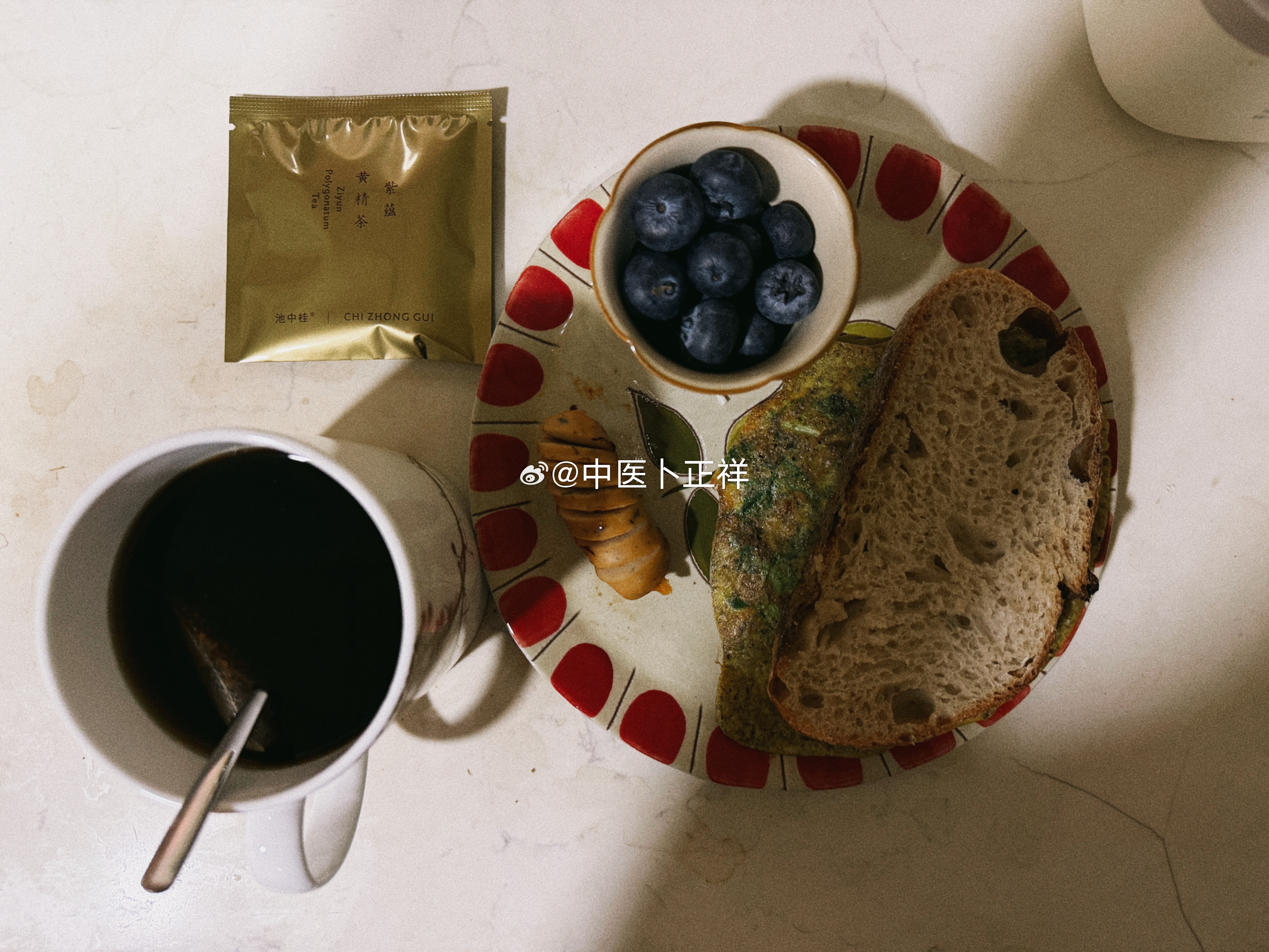 Good morning!今天依旧是“紫蕴黄精➕太古红糖”，不过今天红糖放多了[笑cry]喝完浑身热热的，有点出汗[鼓掌] ​​​
