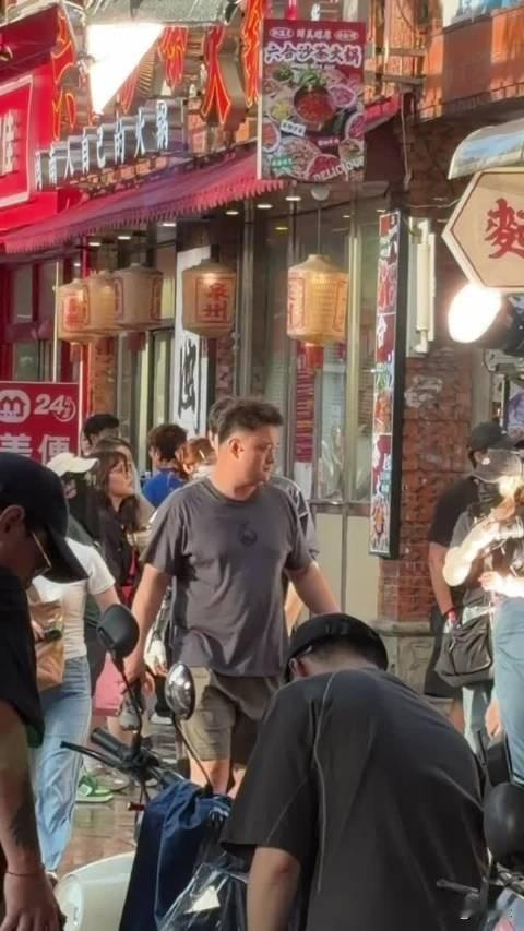陈飞宇片场路眉眼清冷俊秀，角色感瞬间拉满
张子枫镜头下情绪收放自如，张子枫自带淡淡的电影质感