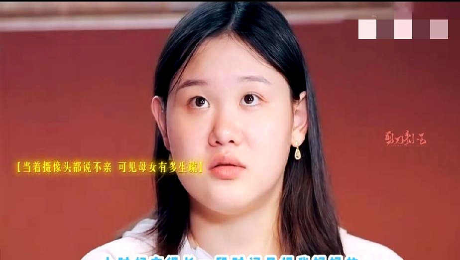 张家齐拿到奥运会参赛资格这么大的事，连亲妈都没告诉，节目上轻飘飘一句“干大事不跟妈妈说”，把观察室的嘉宾全听懵了
 

外人很难理解这种骨肉间的疏离，从小在队里受了委屈，满心期待亲妈能给个拥抱撑个腰，结果等来的全是劈头盖脸的指责。当妈的永远站在教练那头挑刺，从来不顾及女儿内心的委屈和想法
 

父母