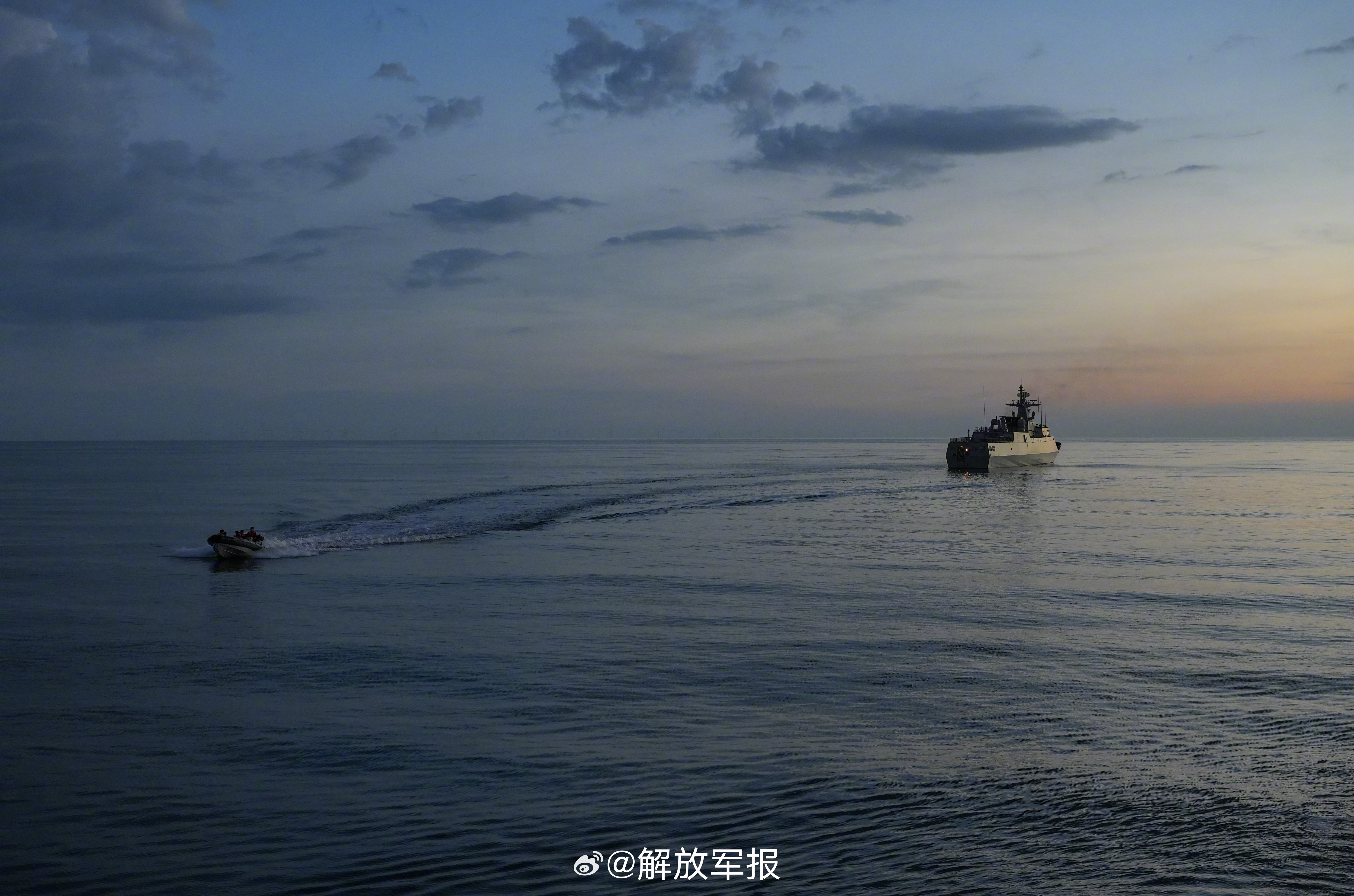 【砺兵深蓝！舰艇编队海上考核】日前，南部战区海军某护卫舰支队组织多艘舰...