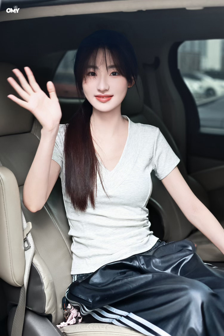 #杨雨潼[超话]#  
𝟐𝟔𝟏𝟎𝟎𝟏
📷出妆
国庆快乐～
.#杨雨潼# 
.#杨雨潼魏熙# 
.#杨雨潼灼灼烈日# 
​