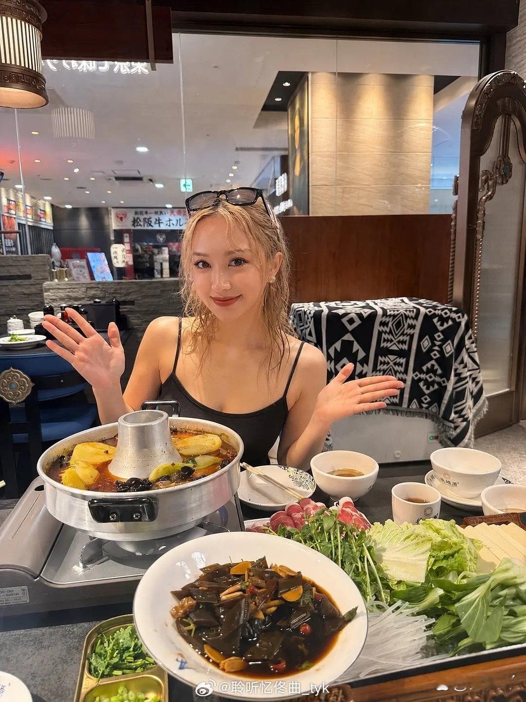 果然是莞莞类卿，孙宇晨前女友也长得好像景甜，还是早稻田大学毕业的高材生 ​