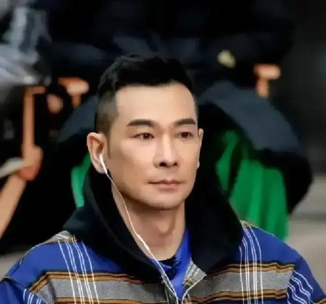 2012年北京的一个地下车库里，汽车尾气混着冷风吹得人直缩脖子。一群记者扛着长枪短炮，闪光灯咔嚓咔嚓亮成一片，刺得人根本睁不开眼。话筒几乎要怼到赵文卓的脸上，所有人都屏住呼吸，等着看他怎么回应甄子丹那边的最新声明。赵文卓停下脚步，盯着眼前黑压压的人群看了几秒，突然抛出了一句炸场子的话：“我在北京有十