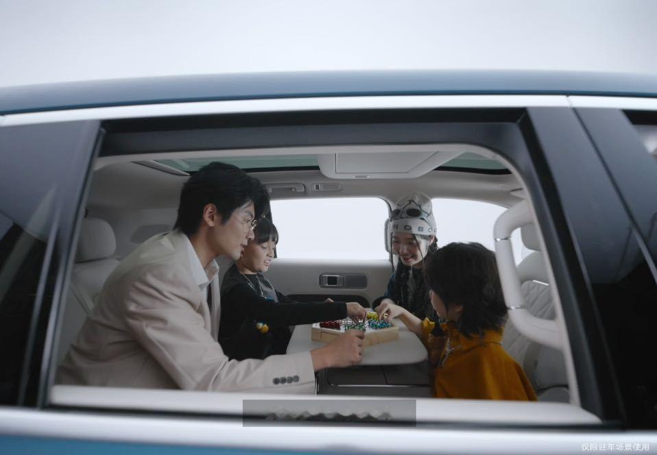#彭磊卖澎程# 以前买车，先问后排挤不挤；现在买车，得问空间能不能支持多种灵活组合。小米澎程的智能可变大空间算是把空间改造玩明白了：不仅座椅灵活组合，车内收纳也方便，内部格局随你说了算。

相信不少人有在车内开会的需求，小米澎程后排一收，前排支开就是工位，电脑、文件各有各的地儿；累了座椅放倒，切换大床模式，可以当休息区，长途路上也能缓口气；聚会时候，座椅重新排布，车里一下热闹起来，还有私人影院，小朋友在一起看场电影也很惬意。

另外，小米澎程车内还有多处收纳空间，无论是大件行李、钓鱼竿、雪具，还是各种日常用品都能放得下。说白了，多功能空间不是花架子，是真能让日子省事。休息、办公、聚会一辆车全包，不用为不同场景养好几辆车，这种模式用过的都说值。