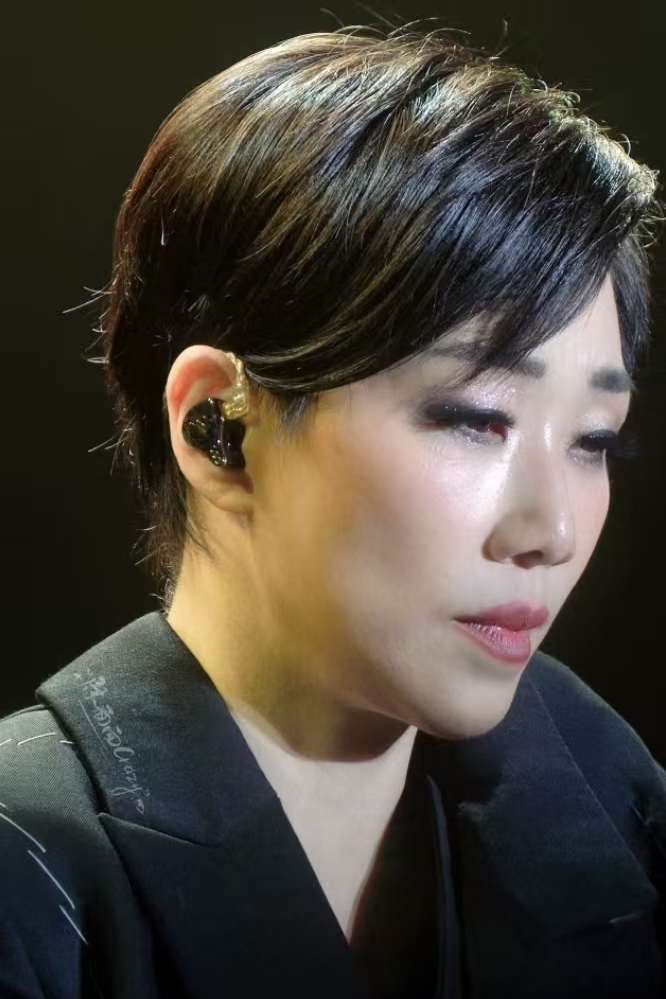 谁懂啊！60岁的林忆莲状态真的绝了！

脸部紧致一点不垮，没有发福走样。上海演唱会两个半小时，连唱带跳不带累。

镜头怼脸，看着也就四十出头。

肺活量更是厉害！吊在高空全开麦，气息稳稳的，现场音质不输CD。

这功底是常年练出来的，不少二三十岁歌手都达不到这个水平，太佩服！