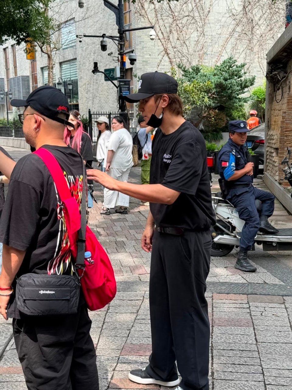 网友偶遇47岁罗志祥，时隔多年，他再次回到极限挑战拍摄地鼓楼，他一身黑色穿搭、头戴棒球帽，身形清瘦状态不错，但黑眼圈十分明显。近期他出场活动频率比之前高不少，这是准备要复出了吗？ ​