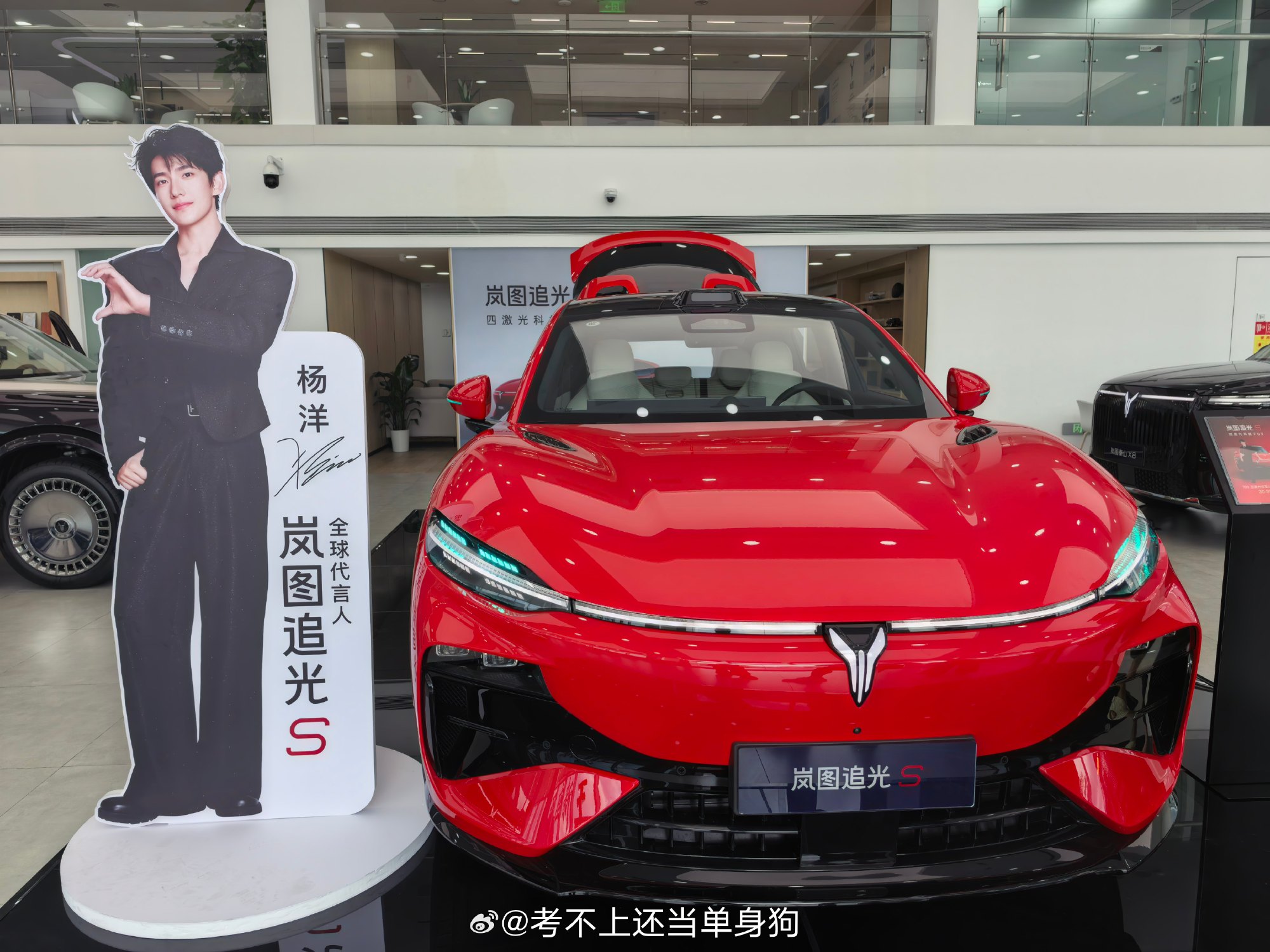 杨洋 销售太努力了，我大晚上无聊寻思点小程序进去看看，刚点进去电话就给...