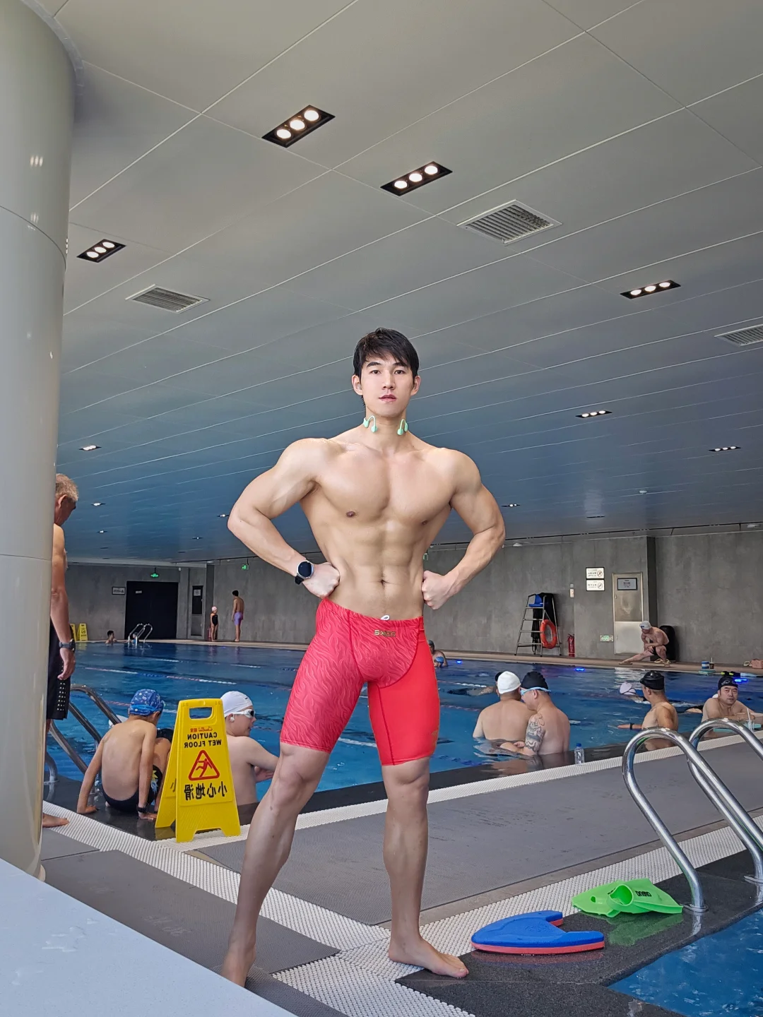 183/83 练渴了就来泳池喝水