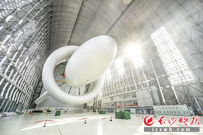 中美科技交锋白热化之际，中国悄然崛起一位硬核牛人！一位导演专业出身的 95 后年轻人，成功攻克美国投入重金、耗时九年研发却最终失败的高空发电技术，实现向天取电的突破，预计 2028 年电价有望降至 3 分钱！

很多人听到导演专业出身的年轻人，啃下全球公认的能源硬骨头，第一反应都是不敢相信，在大众固