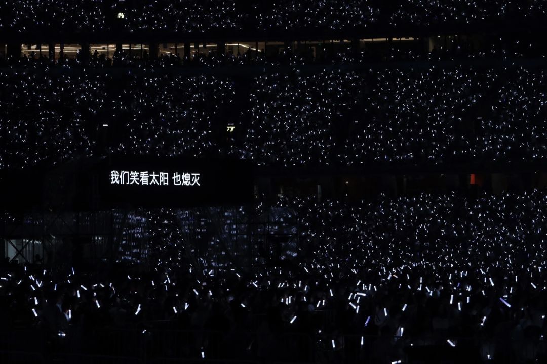 #iPhoneDuo也是半斤机# 按我的想法，折叠屏一定是比普通屏多了很多元器件，或者是因为元器件的增多而进行一些妥协。
一来而去，肯定造成部件的高端化或者是整体成品的重量更重一些。我不希望新的产品对我的小拇指承受能力进行更多的考验，所以这也是我前些年不接受折叠屏手机的一个重要原因。
根据目前 ​