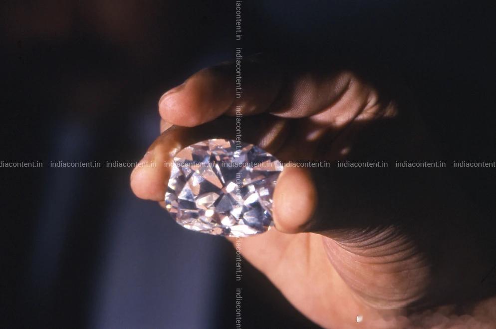 百科课堂 The Jacob Diamond 重184.75克拉，是排名第五的历史名钻。这颗钻石于1891年通过阿姆斯特丹的一个财团出现，当时正值南非钻石热潮兴起之初，而这么大的原矿，不太可能来自当时已经绝矿的戈尔康达，所以钻石专家们更倾向于它就是一颗南非钻石。这颗钻石以亚历山大·马尔科姆·雅各布的名字命名，而他本人也的确是一位传奇人物。雅各布出生于土耳其东南部的迪亚巴克尔，拥有叙利亚天主教血统。年仅十岁时，他就被卖给一位帕夏为奴。主人去世后，雅各布重获自由。到了19世纪70年代，他已在英属印度建立了一个极其成功的珠宝、宝石和艺术品贸易帝国。1891年，雅各布从阿姆斯特丹的一个珠宝商手中购得这颗钻石，他打算将钻石卖给当时最富有的买家：海得拉巴第六任尼扎姆·马赫布卜·阿里·汗。这将成为他职业生涯的顶点。1891年7月，雅各布将钻石带给了尼扎姆，但他只说了“Na Passand 不认可”。这笔生意看来没有做成。接下来发生的事情至今仍扑朔迷离。几天后，雅各布声称交易已经完成。然而，尼扎姆...