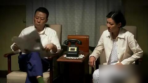 郭晓东这回演爹，看得人后背发凉。
《生逢其时》里他演个控制型养父，张嘴就是我是为你好，那股子窒息劲儿，比骂人还狠。刘琳、郭涛也在，几个老戏骨愣是把悬浮剧本撑出了几分烟火气。
可剧情真扛不住细想。两家为了还恩情，主动换孩子养？这设定，观众直接炸了，说这是拿封建糟粕当深情。
最绝的是，郭晓东戏里把