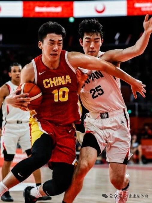 大屏幕比分定格在77比97，亚运会男篮半决赛，中国男篮不敌日本男篮，没能闯进决赛。本场李弘权伤愈复出，可全队攻防两端暴露出来的问题，让很多球迷看完心里不是滋味。
 
比赛开局就陷入被动，中国队连续失误，进攻很难打开局面。日本队抓住机会不断投进三分，首节就拉开十几分差距。第二节我们曾经把分差缩小，可惜