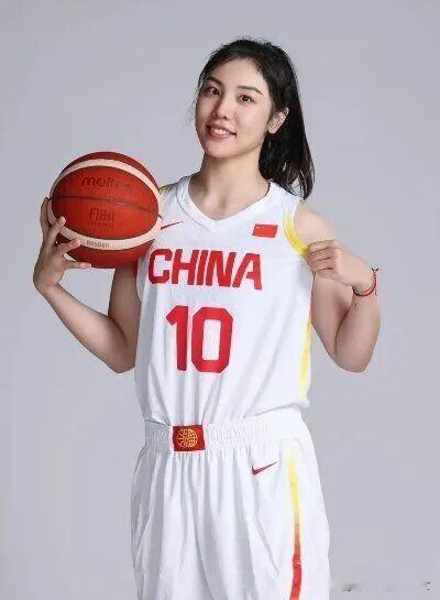 中国女篮好样的，当年李梦一箭穿心，王思雨灵动抢断，韩旭梦幻舞步，那么谁是女篮耐看天花板，颜值顶流呢？

准确讲，情人眼里出西施，每个人有每个人的梦中情人，心中偶像！

张茹一双水灵灵的大眼睛打动人，辫子粗又长！性格开朗爱笑，温柔的让你觉得没有距离感。

赛场下是可爱的甜妹，赛场上是铁血防守尖兵，用唐