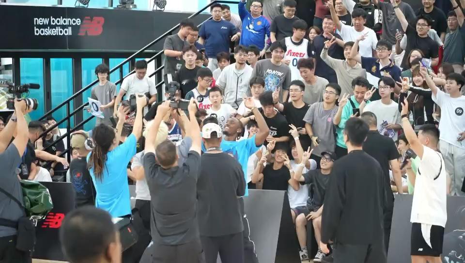 马克西上海见面会掏手机自拍，这波比签名还圈粉

马克西这趟上海行最让人舒服的瞬间，不是他讲了啥漂亮话，而是直接掏出手机跟台下球迷来了张大合影。76人那个当家后卫，跟着New Balance来中国，昨晚在NBA HOOP PARK的球迷见面会上，没端着架子，自己举着手机就开拍了。

说句实话，球星见面