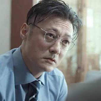 段长河死得不冤，他是被自己二十年前的旧账活活钉死的。
余文乐演的这个狠人，抢了银行不跑，拿赃款洗成地产大亨，白天做慈善，晚上操控拐卖网。够精了吧？结果大结局败在哪？败在他太想赢。
绑了万茜的女儿当筹码，逼警察放他出境。可他手底下那个秦又生，因为误会他杀了自己喜欢的女人，直接把肉票放了，钻进他后备