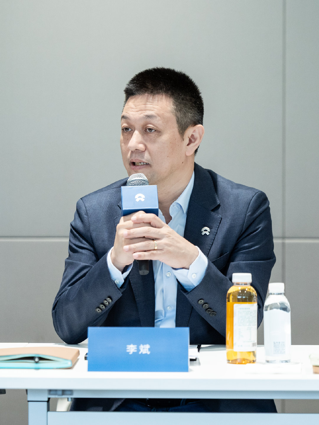 #李斌称蔚来目前先把车做好#【#李斌回应蔚来是否会做机器人#：已投资很多公司，目前先把车做好】近日，蔚来发布的财报显示，2026年第二季度，蔚来实现总营收321.37亿元，2025年第二季度为190.09亿元，同比增长69.1%；2026年第一季度为255.327亿元，环比增长25.9%。

在蔚来二季度业绩沟通会上，蔚来创 ​
