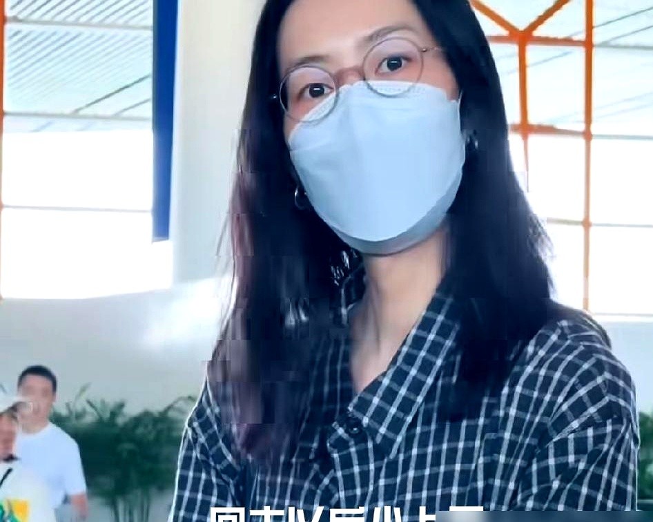 粉丝当面喊话少上网多搞事业，刘雯连眼皮都没抬一下。

转头第二天，她就跟井柏然挨着肩坐在画展前，晚上又双双出现在演唱会前排。之前满天飞的分手小作文，被这两个同框镜头扇得稀碎。

有人扒出她前脚改航班回京，井柏然后脚就点赞了一句忠于内心。从头到尾，这俩人没发公关声明，没敲键盘对线，连个标点符号的解释都