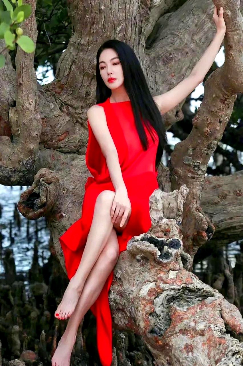 张雨绮这组户外写真可太绝了！  网友扒出拍摄花絮里她连防晒霜都没涂，顶...