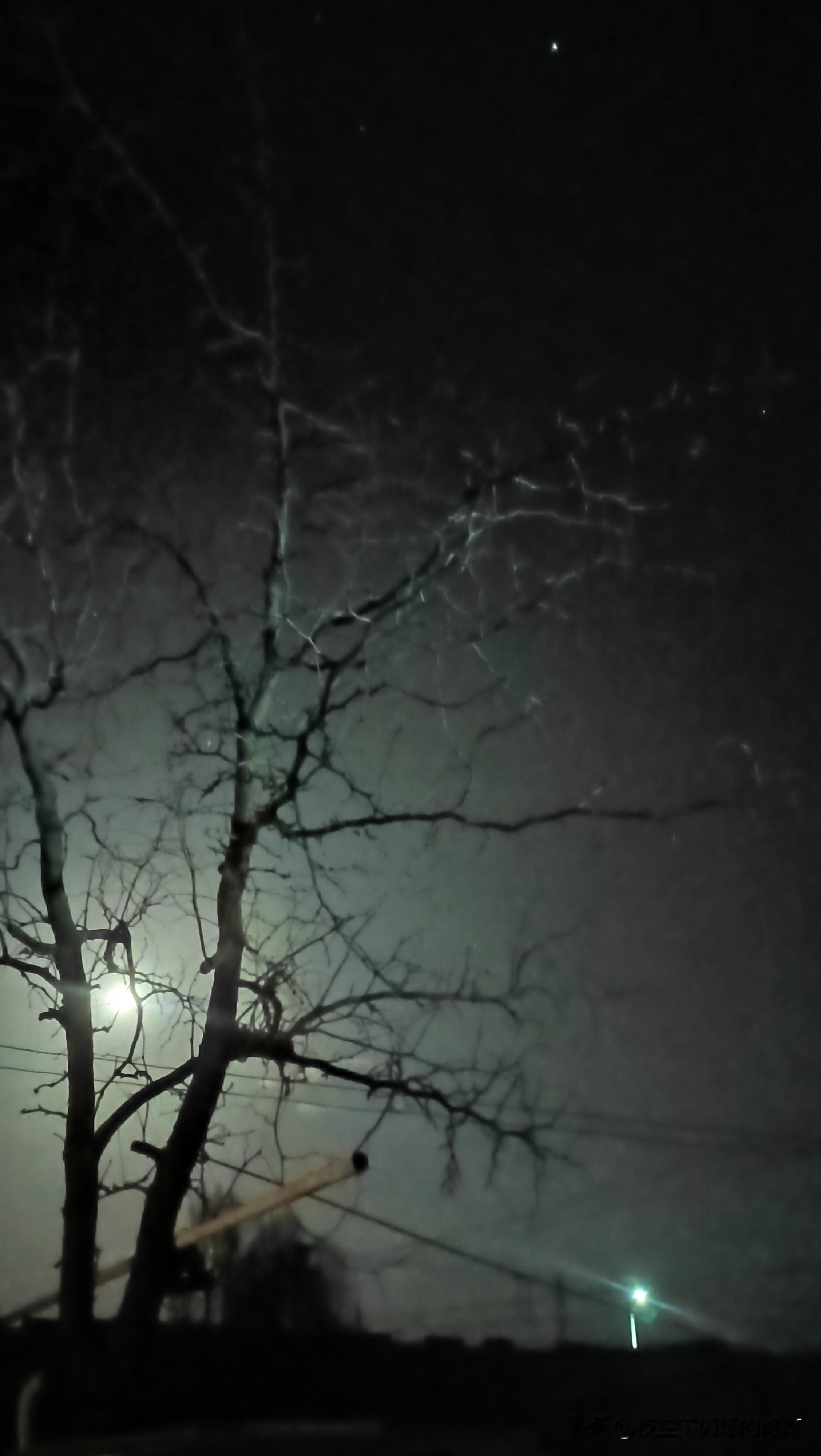 恩比德只是摔跤更出色而已。一个状元，一个二轮秀。