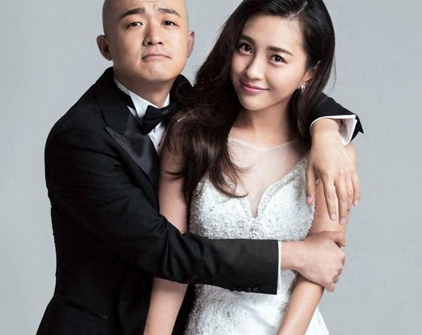 花了一上午吃瓜，才发现娱乐圈最离谱的“夫妻同姓”竟然是他们俩，这概率得有多低？
早上我一边啃着加俩蛋的煎饼果子，一边刷着手机里的娱乐八卦，差点惊掉下巴。原来包贝尔和包文婧这俩口子都姓包，真不是巧合！老包原名叫艾志超，小时候爸妈分开了，他就跟着老妈改姓了包。而文婧妹子是如假包换的包家人。

不过人家老