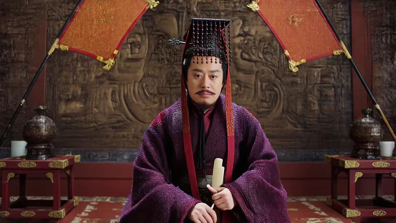 很多人都觉得，汉献帝刘协是三国里最窝囊的皇帝。董卓欺负他，李傕郭汜挟持他，后来曹操也把他当傀儡，似乎谁都能踩他一脚。

但真实历史里的汉献帝，其实一点都不简单。这个人最大的本事，不是打仗，而是“忍”。他在乱世中隐忍半生，多次暗中布局，甚至差点翻盘曹魏             

刘协9岁登基时，东汉