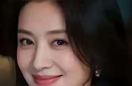 在外是巾帼女杰，既有柔美的风情万种，又有刚强的雷厉风行，既有传统女性...