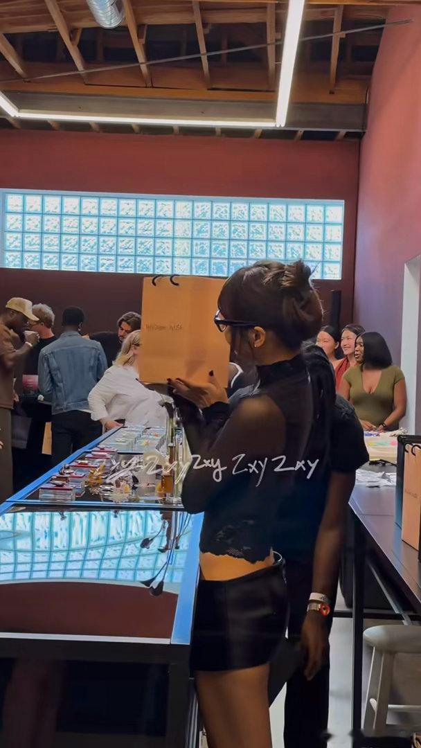 #LISA[超话]# 又有谁羡慕了，昨天vma今天立马去meta快闪，和粉丝交流还给粉丝送联名，不是我已经有点不认识中文了[捂嘴哭][捂嘴哭][捂嘴哭] ​
